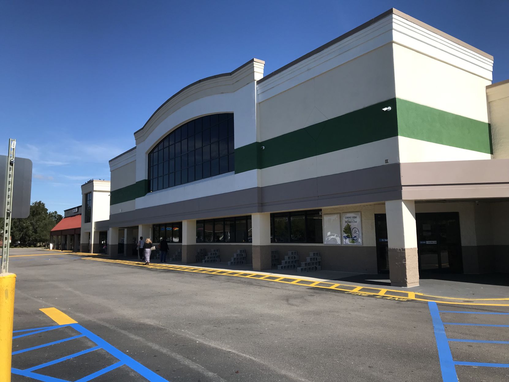 Food Lion storefront no sign